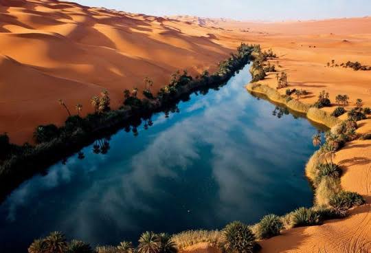 Oasis Hijau di Tengah Lautan Pasir: Keajaiban Geologis Danau Garam Ubari di Jantung Gurun Sahara