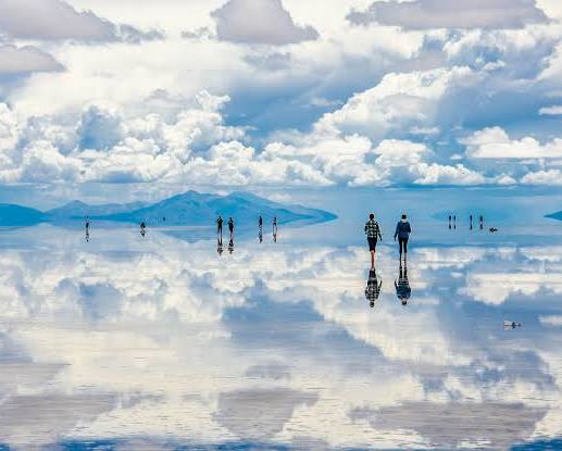 Salar de Uyuni: Cermin Alam Terbesar di Dunia yang Menghilangkan Batas Langit dan Bumi